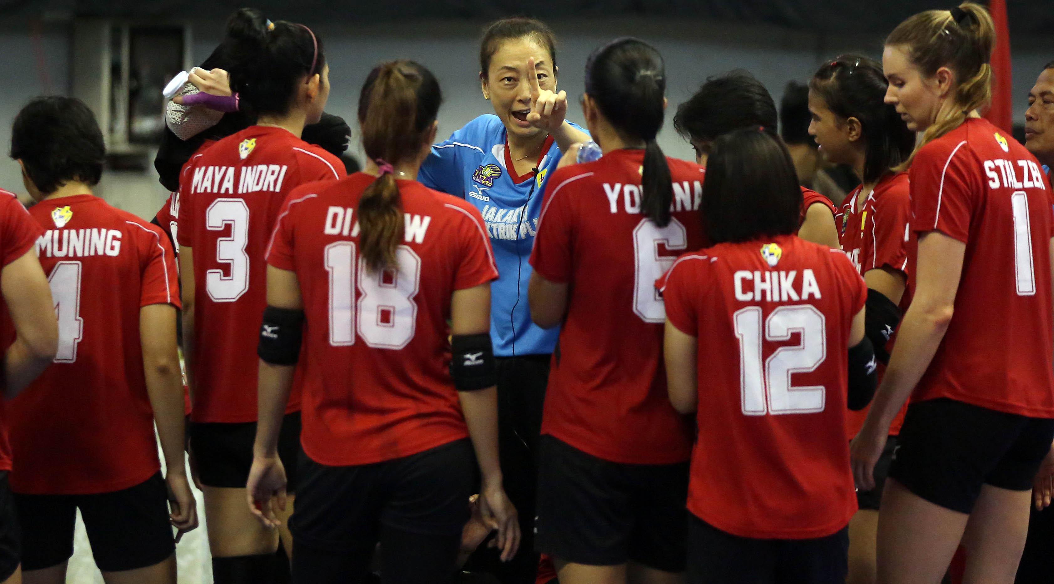 Pelatih Jakarta Elektrik PLN Tien Mei memberikan instruksi kepada pemainnya pada laga grand final Proliga 2017 menghadapi Jakarta Pertamina di GOR Among Rogo, Yogyakarta, Minggu (23/4/2017). (Liputan6.com/Johan Tallo)