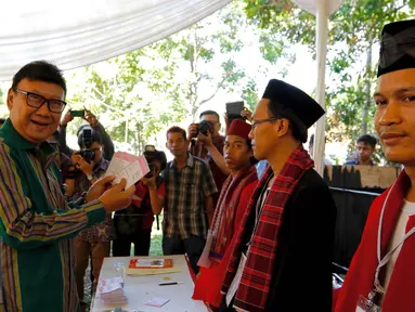 Menteri Dalam Negeri Tjahjo Kumolo saat menunjukkan surat suara di TPS 31 Kelurahan Pondok Benda, Tangerang Selatan, (9/12). Mendagri mengungkapkan Pilkada Serentak untuk saat ini berjalan aman dan lancar. (Liputan6.com/Fery Pradolo)