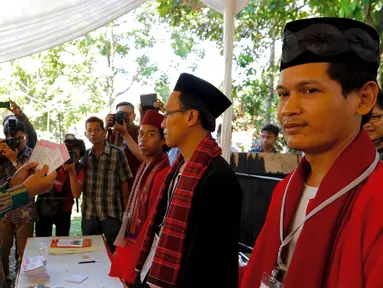 Menteri Dalam Negeri Tjahjo Kumolo saat menunjukkan surat suara di TPS 31 Kelurahan Pondok Benda, Tangerang Selatan, (9/12). Mendagri mengungkapkan Pilkada Serentak untuk saat ini berjalan aman dan lancar. (Liputan6.com/Fery Pradolo)