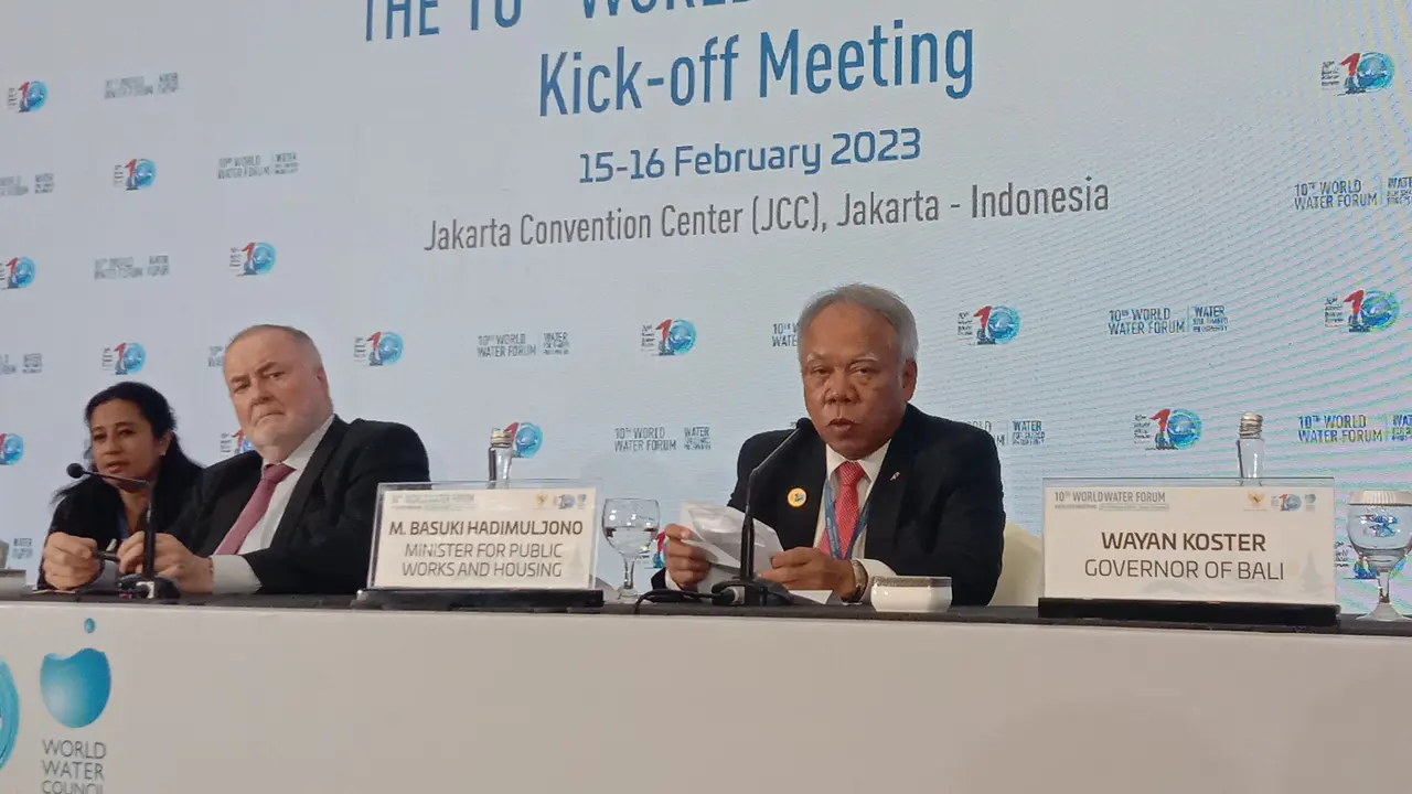 Presiden World Water Council (WWC) Loic Fauchon dan Menteri Pekerjaan Umum dan Perumahan Rakyat (PUPR) Basuki Hadimuljono dalam konferensi pers World Water Forum (WWF) 2024 Meeting di JCC Senayan, Jakarta, Rabu (15/2/2023).