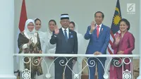 Presiden Joko Widodo didampingi Ibu Negara Iriana bersama Raja Malaysia Yang Dipertuan Agong XVI Al-Sultan Abdullah dan istrinya Tunku Hajah Azizah Aminah Maimunah Iskandariah menyapa awak media di Istana Bogor Jawa Barat, Selasa (27/8/2019). (Liputan6.com/Pool/Seskab:Abdurahman)