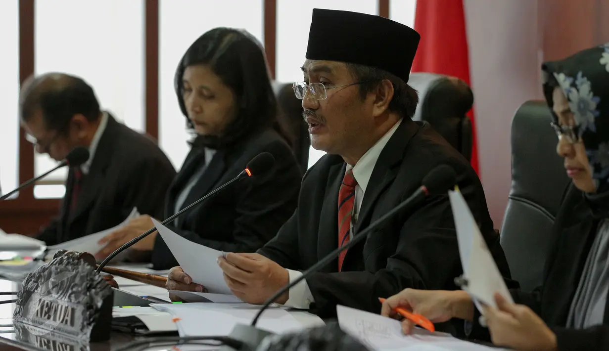 Ketua Dewan Kehormatan Penyelenggara Pemilu (DKPP), Jimly Asshiddiqie saat membacakan delapan putusan dari 15 perkara terkait Pilkada pada sidang di Gedung Bawaslu, Jakarta, Senin (26/10/2015). (Liputan6.com/Faizal Fanani)