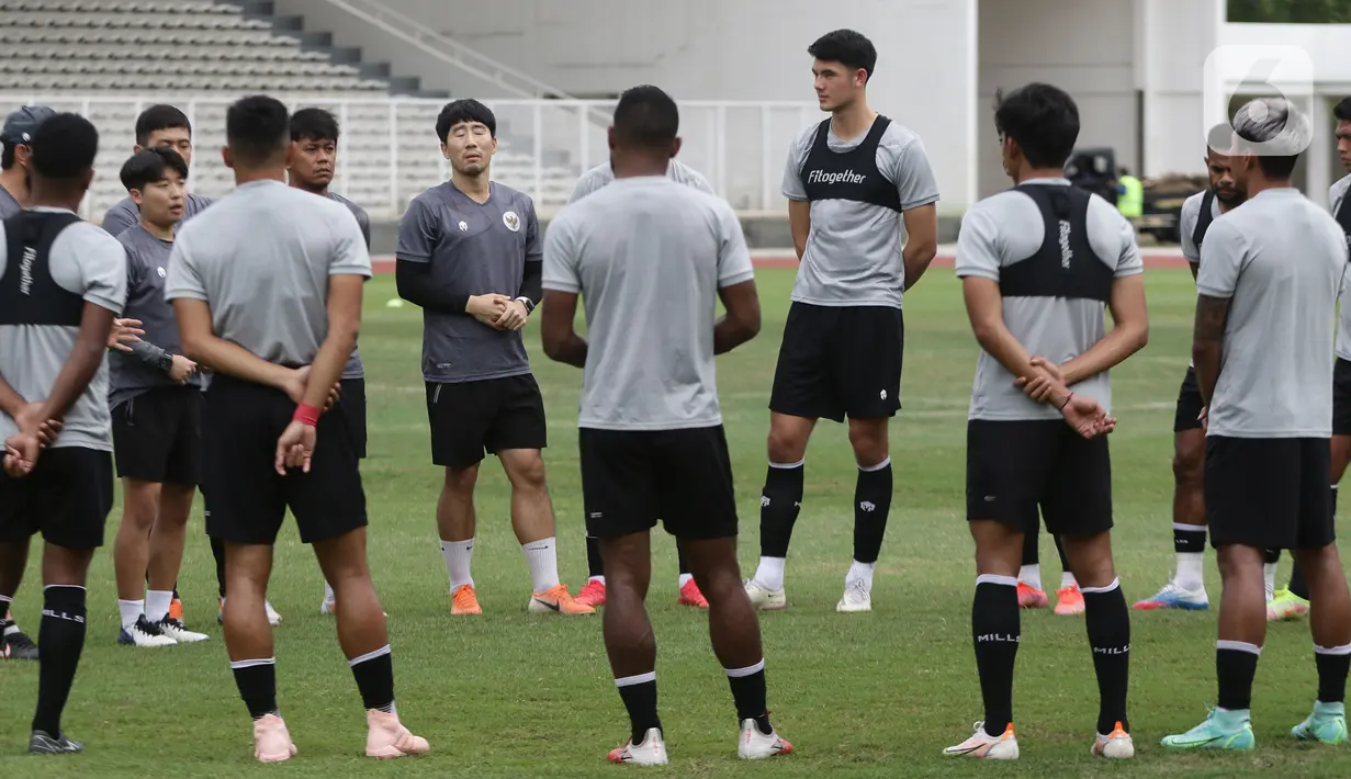 Elkan Baggott (ketiga kanan) saat latihan bersama Timnas Indonesia di Lapangan Stadion Madya, Kompleks GBK, Jakarta, Rabu (10/11/2021). Timnas Indonesia akan melaksanakan pemusatan latihan dan dua laga uji coba di Turki sebagai persiapan menghadapi Piala AFF 2020. (Liputan6.com/Helmi Fithriansyah)