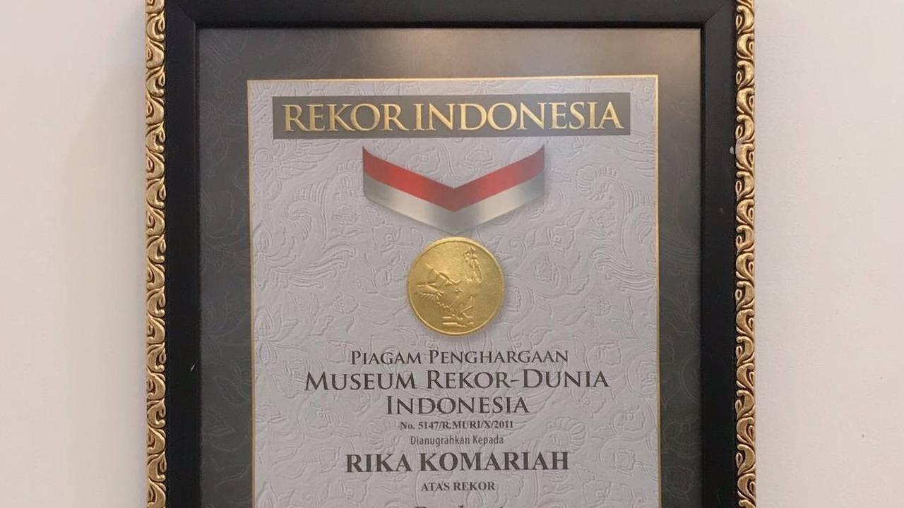 Sukses Buat Origami Ukuran Super Kecil, Momen Wanita yang Berhasil Raih Rekor Muri Ini Curi Perhatian