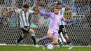 Pada menit ke-57, kiper Australia Mathew Ryan melakukan blunder di dalam kotak penalti. Bermaksud memainkan bola di kotak penalti, bola berhasil dicuri Julian Alvarez. (AP/Lee Jin-man)