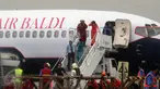 Pihak Angkasa Pura 2 menggelar simulasi antisipasi pesawat terbakar di landasan terminal 3 Bandara Soetta, Tangerang, (25/2).Ini melatih fungsi komando, kordinasi dan komunikasi unit instansi dalam menghadapi keadaan darurat. (Liputan6.com/Faisal R Syam)