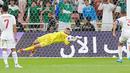 <p>Kiper Timnas Indonesia, Maarten Paes menepis tendangan penalti kapten Timnas Arab Saudi, Salem Aldawsari dalam laga putaran ketiga Kualifikasi Piala Dunia 2026 di King Abdullah Sports City Stadium, Jeddah, Jumat (6/9/2024) dini hari WIB. (Instagram/martenpaes)</p>