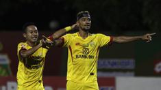 Gelandang Bhayangkara FC, Bruno Matos, merayakan gol yang dicetaknya ke gawang Tira Persikabo pada laga Shopee Liga 1 di Stadion PTIK, Jakarta, Sabtu (19/10). Bhayangkara menang 2-0 atas Tira Persikabo. (Bola.com/Yoppy Renato)