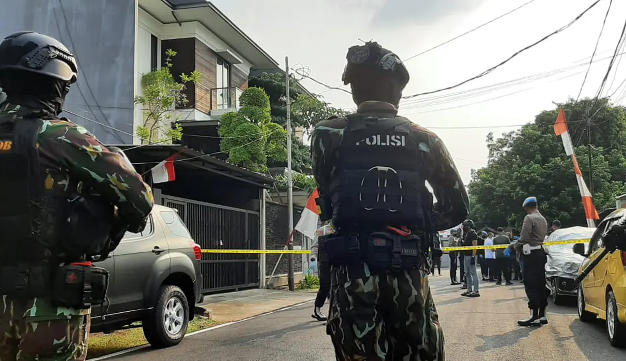 Sejumlah personel Brimob Polri berjaga di kediaman Ferdy Sambo, Jalan Saguling III, Duren Tiga Barat, Pancoran, Jakarta Selatan, Selasa (9/8/2022). Terlihat garis polisi atau police line terpasang di kediaman Ferdy Sambo. (Liputan6.com/Ady Anugrahadi)