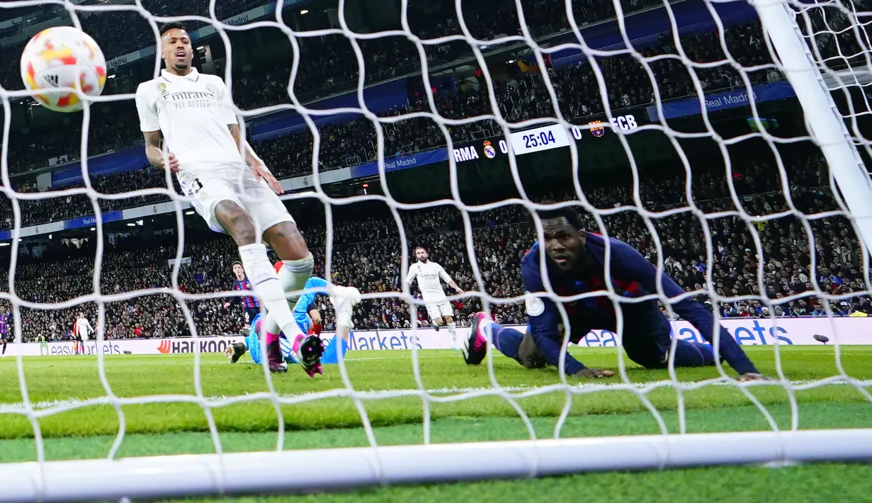 Pemain Real Madrid, Eder Militao (kiri) mencetak gol bunuh diri pada laga leg pertama semifinal Copa Del Rey 2022/2023 melawan Barcelona di Santiago Bernabeu, Madrid, Jumat (03/03/2023) WIB. Gol ini menjadi satu-satunya gol yang berhasil memenangkan Barcelona dengan skor 1-0. (AP Photo/Manu Fernandez)