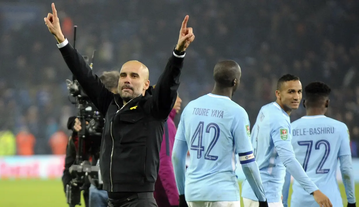 Ekspresi pelatih Manchester City, Josep Guardiola merayakan kemenangan atas Leicester City pada laga Piala Liga Inggris di King Power Stadium, Leicester, (19/12/2017). Manchester City menang lewati penalti  4-3. (AP/Rui Vieira)