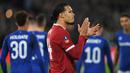 Bek Liverpool, Virgil Van Dijk bertepuk tangan usai pertandingan melawan Everton di Piala FA di Anfield, Inggris (5/1).   Pada debutnya berseragam Liverpool Virgil langsung mencetak gol penentu kemenangan Liverpool atas Everton 2-1. (AFP Photo/Paul Ellis)