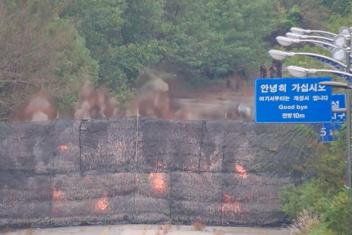 Korut Ledakkan Jalan Penghubung Menuju Korea Selatan