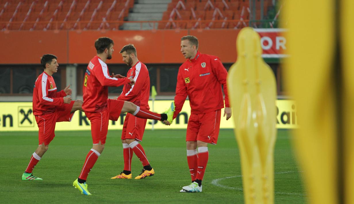 Pemain Austria, Marc Janko (kanan), melakukan sesi latihan keseimbangan bersama rekan satu timnya. (Bola.com/Reza Khomaini)