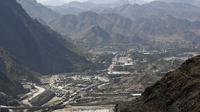 Jalur sepanjang hampir 2.600 kilometer ini telah lama menjadi sumber ketegangan bilateral karena Afghanistan mempermasalahkan demarkasi yang sudah berusia satu abad di era kolonial Inggris. (Abdul MAJEED/AFP)