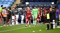 Pemain Liverpool mendapat guard of honor dari Manchester City jelang pertandingan di Etihad Stadium, Kamis (2/7/2020) atau Jumat dini hari WIB. (AP Photo/Peter Powell)