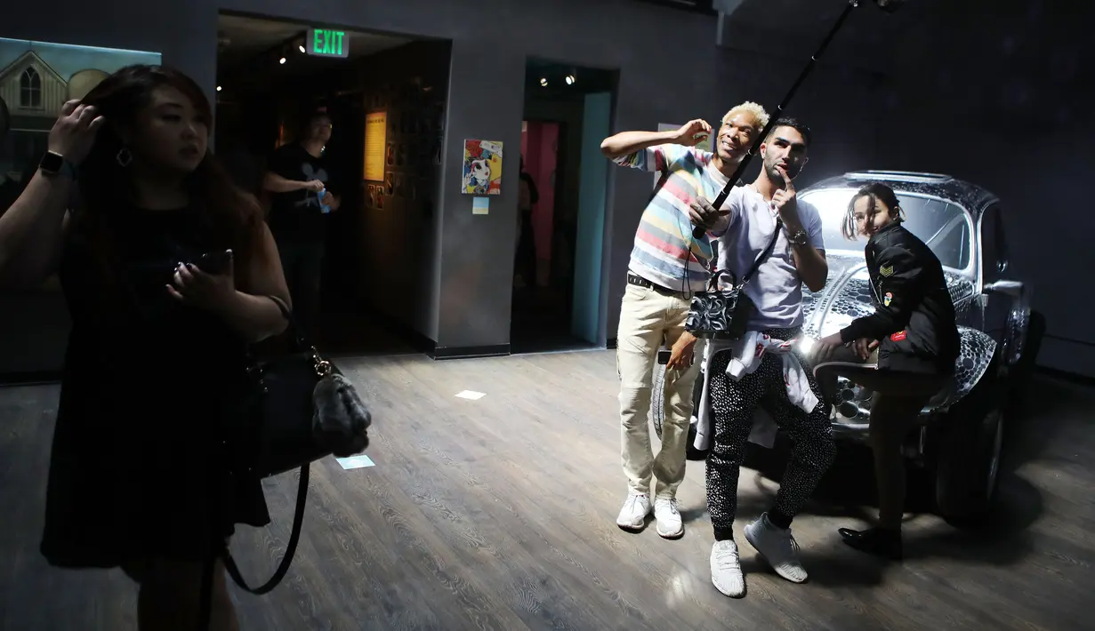 Pengunjung berswafoto pada pembukaan Museum of Selfies di Glendale, California, Minggu (1/4). Sang penggagas museum selfie ini mengatakan kalau idenya berasal dari perkembangan media sosial belakangan ini. (Mario Tama/Getty Images/AFP)