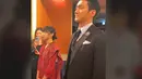 <p>Potret Choi Siwon saat jalan berdampingan dengan Dita memasuki area acara. Keduanya mengenakan busana formal dan sesekali tampak tersenyum. Sementara para tamu undangan tampak sibuk mendokumentasikan momen ini. (Foto: TikTok/ hillosmilee)</p>