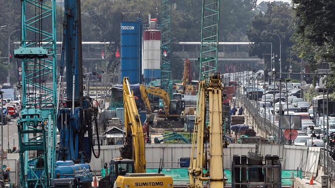 Suasana saat para pekerja menyelesaikan proyek Moda Raya Terpadu (MRT) Fase II di Jalan MH Thamrin, Jakarta, Selasa (19/7/2022). Proyek MRT Jakarta Fase 2 CP 201 rute Stasiun Thamrin-Stasiun Monas telah mencapai 40,25 persen. (Liputan6.com/Faizal Fanani)