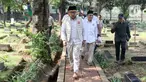 Pasangan calon gubernur dan calon wakil gubernur DKI Jakarta nomor urut 1, Ridwan Kamil dan Suswono berziarah ke makam sejumlah tokoh Jakarta di Tempat Pemakaman Umum (TPU) Karet Bivak, Jakarta, Rabu (25/9/2024). (Liputan6.com/Herman Zakharia)