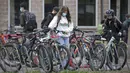 Para siswa yang mengenakan masker terlihat di sebuah sekolah di Vancouver, British Columbia, Kanada, 21 September 2020. Paparan COVID-19 telah dilaporkan di sedikitnya 20 sekolah di British Columbia sejak para siswa kembali belajar di sekolah dua pekan lalu. (Xinhua/Liang Sen)