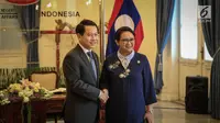 Menteri Luar Negeri Retno Marsudi menyambut kedatangan Menlu Laos, Saleumxay Kommasith di Jakarta, Kamis (27/7). Kedua menlu akan melakukan pertemuan bilateral dalam kerangka JCBC atau komisi bersama untuk kerjasama bilateral. (Liputan6.com/Faizal Fanani)