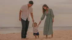 Nikita Willy dan Indra Priawan yang dikenal sebagai pasangan traveler sering mengajak Baby Izz berlibur ke berbagai tempat. Kali ini mereka mengajak sang anak lakukan pemotretan dengan tema alam. Tampak keduanya menggandeng tangan Baby Izz yang berjalan di pasir pantai. (Liputan6.com/IG/@indpriw)