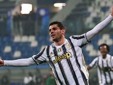 Alvaro Morata memutuskan untuk meninggalkan Chelsea menuju Atletico Madrid usai mengalami masa-masa sulit di Liga Inggris. Dua bulan kemudian, ia dipinjamkan ke Juventus. Morata tercatat mampu mencetak 20 gol dari 44 laga di musim pertamanya. (AFP/Miguel Medina)