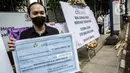 Gerakan Extinction Rebellion Indonesia saat menggelar aksi mengirim karangan bunga di depan Kantor Adaro, Jakarta, Senin (3/5/2021). Gerakan Extinction Rebellion Indonesia mengirim karangan bunga yang ditujukan kepada sindikasi perbankan pemberi pinjaman dan Adaro. (Liputan6.com/Faizal Fanani)