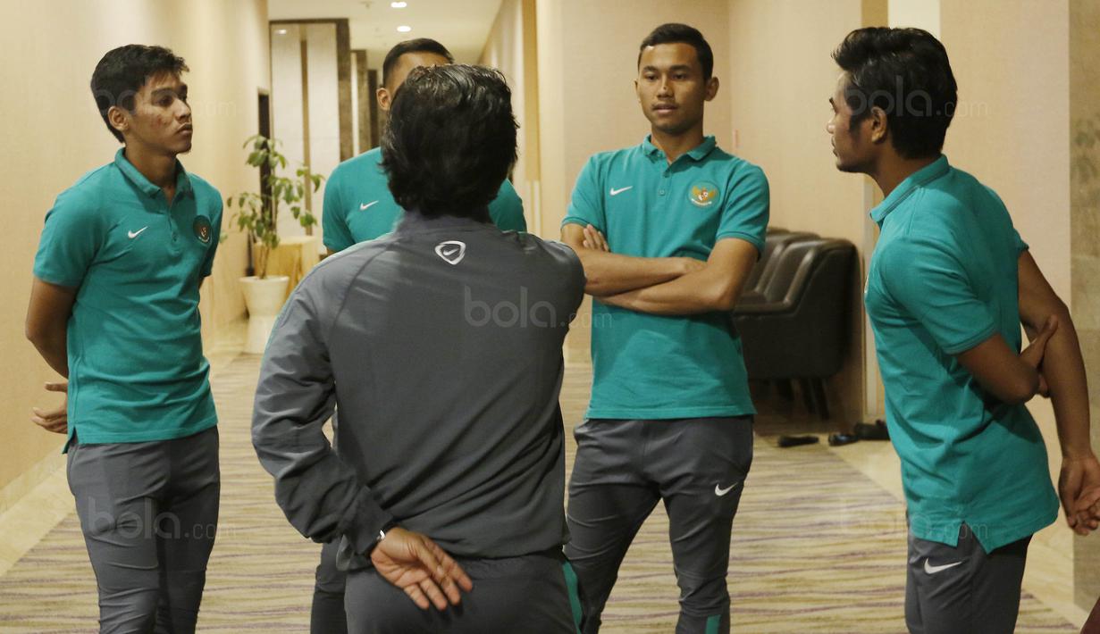 Pemain Timnas Indonesia, Septian David Maulana dan Ricky Fajrin saat berada di hotel jelang  laga uji coba internasional di Bekasi, Selasa (4/10/2017). Indonesia akan berhadapan melawan Kamboja. (Bola.com/M Iqbal Ichsan)