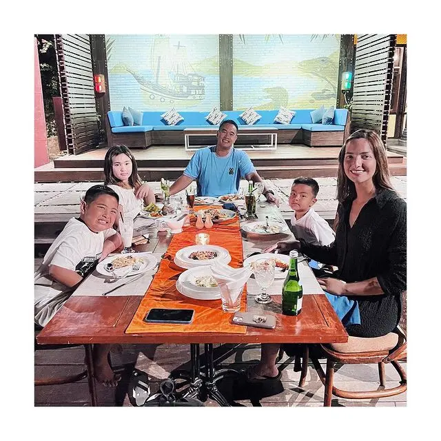 7 Inspirasi Outfit Liburan di Pantai ala Nia Ramadhani yang Liburan Bersama Keluarga di Labuan Bajo