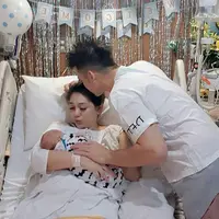 Beberapa saat setelah anaknya lahir,  Stefan pun mengunggah sebuah foto di mana ia sedang mengecup sang istri yang menggendong buah hatinya. Stefan juga menuliskan sebuah kalimat rasa terima kasih pada sang istri. (Instagram/stefanwilliam)