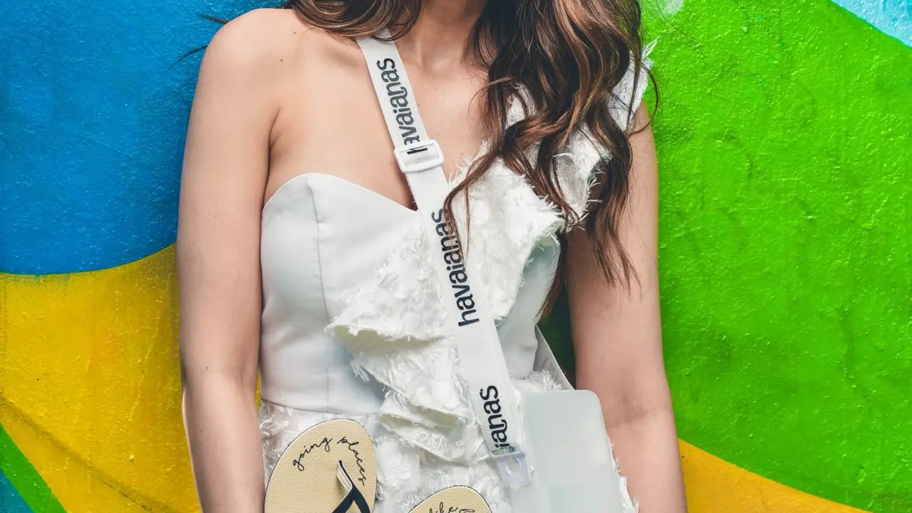 Hobi Pakai Sandal, Sontek Gaya OOTD Luna Maya Saat Liburan