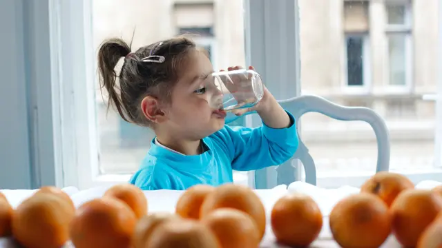 Contoh ilustrasi minum penambah cairan