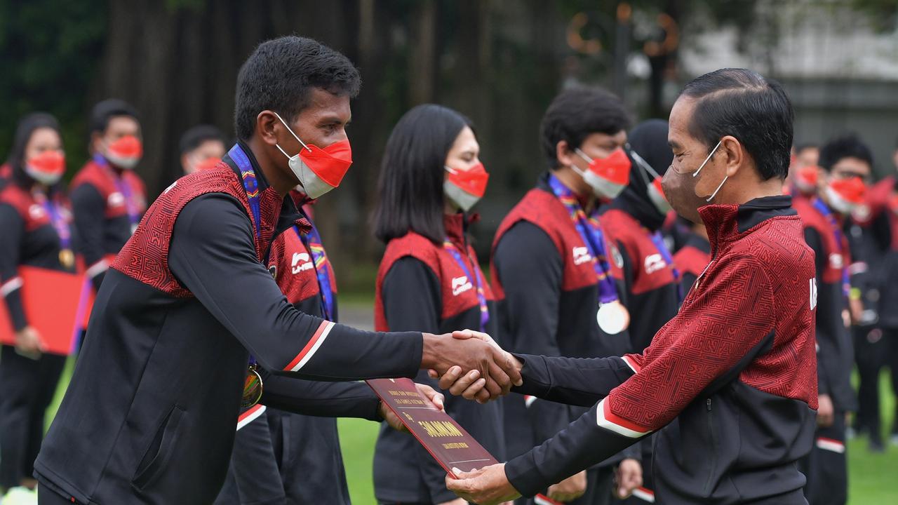 Presiden Joko Widodo (Jokowi) menyerahkan bonus apresiasi kepada Ihram, atlet rowing perwakilan peraih medali emas nomor tunggal, Senin (13/06/2022). (Foto: setkab.go.id/Rahmat)