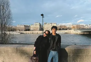 Dipadu dengan jeans dan tas Hermes, Bunga Citra Lestari selesaikan tampilannya dengan sepatu suede [@itsmebcl]