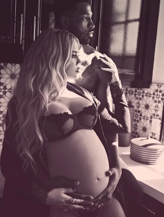 Tak sendirian, Khloe Kardashian kini pun mengunggah foto seksinya bersama dengan Tristan Thompson. (instagram/khloekardashian)