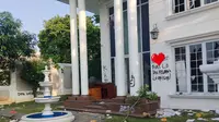 Kondisi rumah Uya Kuya di Pondok Bambu, Jakarta Timur, usai dijarah massa masih berantakan. Belum ada perubahan siginifikan. Ada tulisan: Disita rakyat.