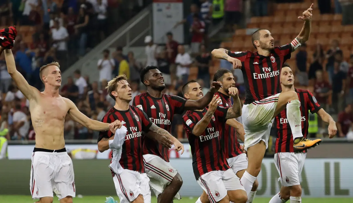 Para pemain AC Milan merayakan kemenangan usai pertandingan melawan Cagliari pada lanjutan liga Serie A Italia di stadion San Siro di Milan, (27/8). AC Milan menang atas Cagliari dengan skor 2-1. (AP Photo / Luca Bruno )