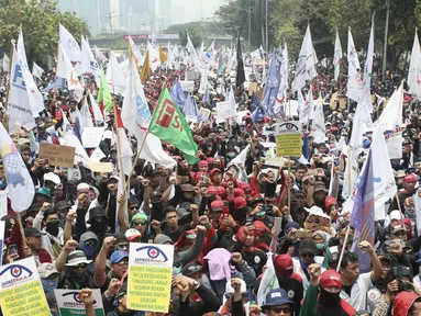 Massa buruh turun ke jalan saat gelar aksi di sekitar Gedung DPR RI, Jakarta, Rabu (2/10/2019). Puluhan ribu buruh dari berbagai daerah berunjuk rasa dalam rangka menolak revisi UU Ketenagakerjaan dan PP Nomor 78 Tahun 2015 serta menolak kenaikan iuran BPJS Kesehatan. (merdeka.com/Iqbal S. Nugroho)