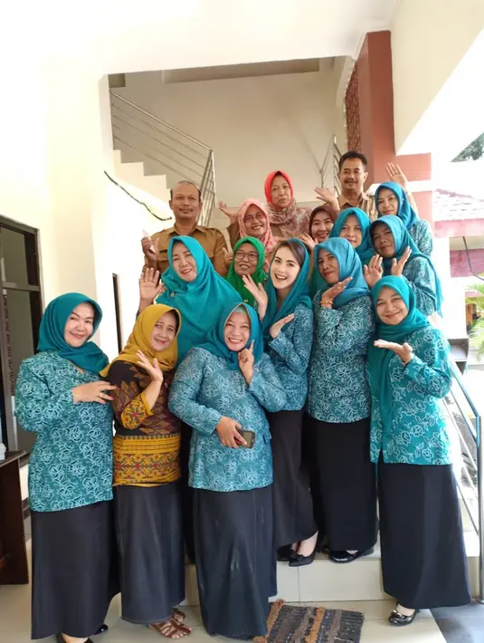Arumi Bachsin bersama anggota PKK Jawa Timur terlihat sangat harmonis dan juga kompak dalam berfoto. (Liputan6.com/IG/@arumi_arumi_94)