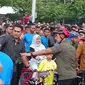 Presiden Joko Widodo bersana istrinya, Iriana Jokowi, serta cucunya, Jan Ethes memulai Minggu pagi dengan bersepeda di Kawasan Bundaran Hotel Indonesia (HI), Jakarta. (Foto: Merdeka.com/Alma Fikhasari).