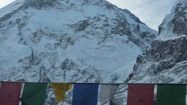 Pelari Ultra AS Cetak Rekor Baru Pendakian Gunung Everest Tercepat di Dunia