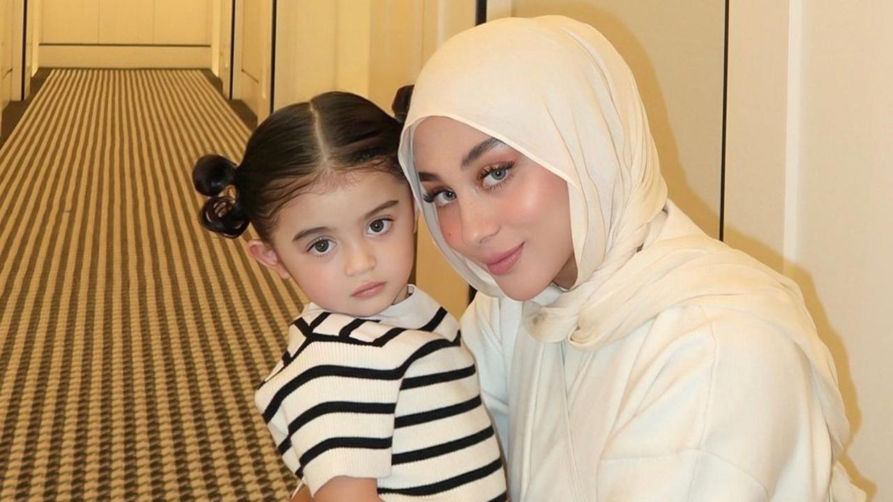 Bak Pinang Dibelah Dua, Intip Deretan Foto Kebersamaan Margin Wieheerm Bersama Guzel yang Selalu Kompak