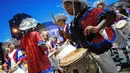 Seorang anak memainkan Candombe, gaya musik dan tarian Afro-Uruguay selama parade karnaval "Las llamadas" di Montevideo, Uruguay, Kamis (10/2/2022). (AP Photo/Matilde Campodonico)