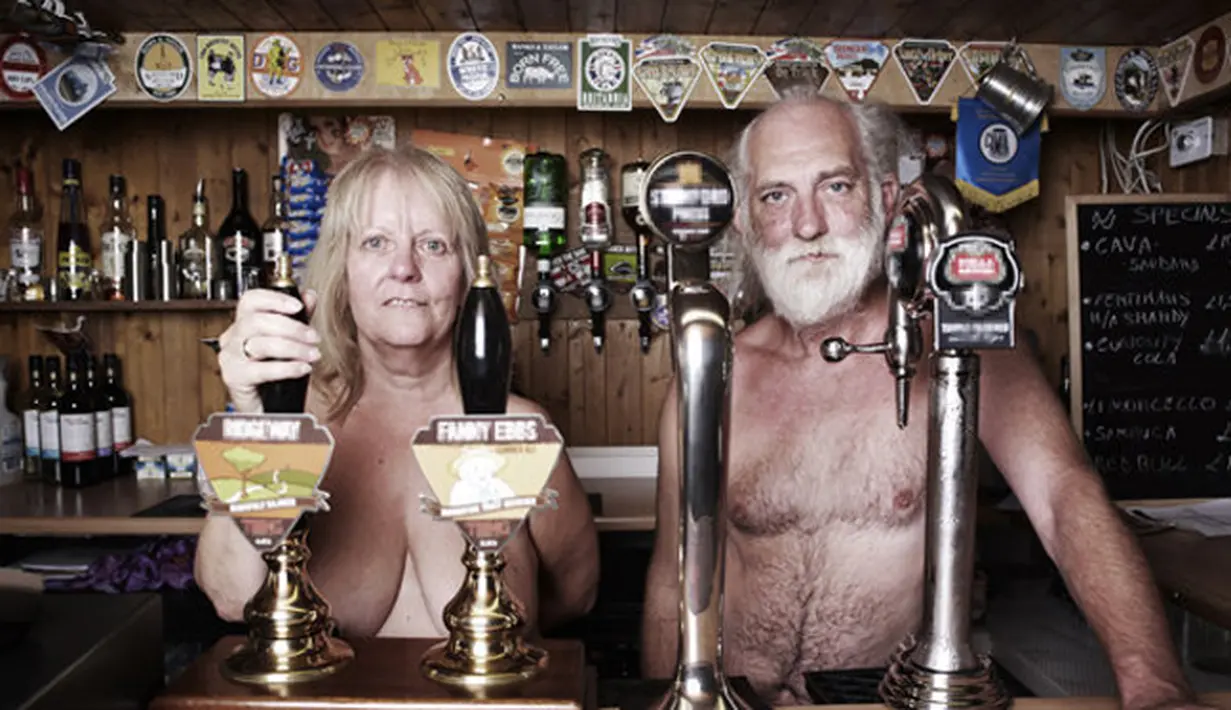 Warga saat berada di dalam bar di Desa Spielplatz, London, Inggris. Beberapa dokumentasi tentang kebiasaan kaum nudis (telanjang) di desa ini, sebelumnya sudah ditayangkan oleh sejumlah stasiun televisi Inggris. (CHANNEL 4/DAVE KING)