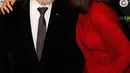 Aktris Monica Belluci menciuma aktor Prancis Jean Paul Belmondo saat menghadiri Lumieres Awards ke-23 di Institut du Monde Arabe" di Paris (5/2). 200 wartawan asing akan memilih film Prancis terbaik setiap tahun di Paris. (AP Photo / Francois Mori)