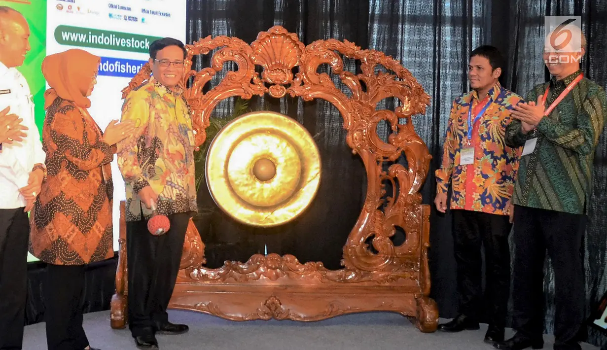 Project Director PT Napindo Media Ashatama Agung Wicaksono (kedua kanan) bersama Dirjen Peternakan dan Kesehatan Hewan,Kementerian Pertanian I Ketut Diarmita (ketiga kiri) saat membuka pameran Indo Livestock Expo & Forum 2019 di Surabaya, Jawa Timur, Rabu (3/7/2019). (Liputan6.com/HO/Iwan)