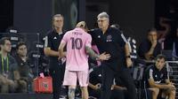 Bintang Inter Miami, Lionel Messi, meninggalkan lapangan pada babak pertama laga melawan Toronto FC di DRV PNK Stadium, Florida, Kamis (21/9/2023) pagi WIB. Lionel Messi diganti pada babak pertama karena mengalami cedera. (Carmen Mandato/Getty Images/AFPCarmen Mandato / GETTY IMAGES NORTH AMERICA / Getty Images via AFP)