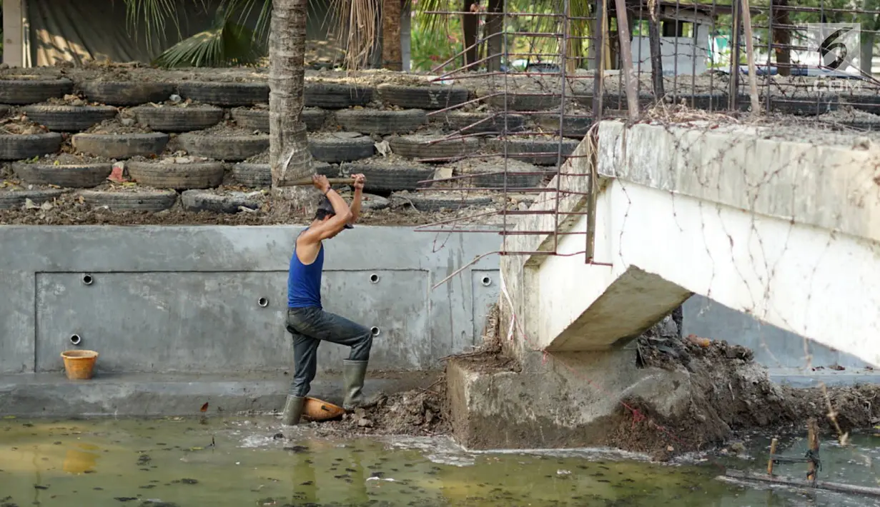 Pekerja menyelesaikan pembuatan turap bermaterialkan ban bekas di Kali Karang Bolong, Ancol, Jakarta, Rabu (4/9/2019). Suku Dinas Sumber Daya Air (SDA) menggunakan 2.400 ban bekas truk sampah yang ditargetkan selesai pada Oktober 2019. (Liputan6.com/Immanuel Antonius)